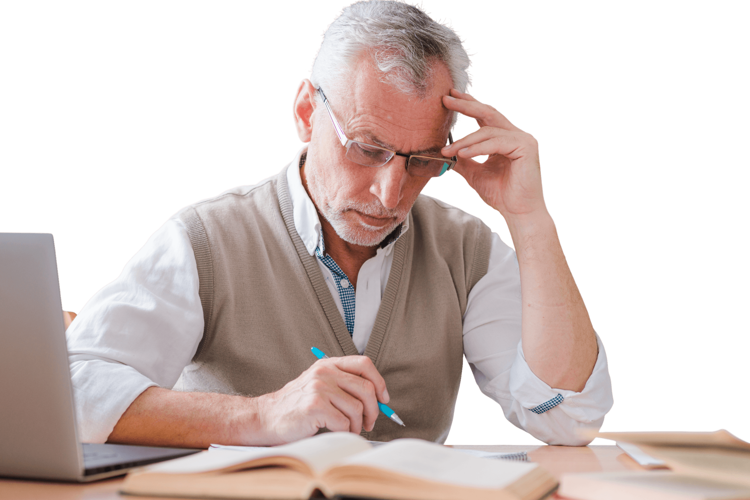 Profesor revisando apuntes y corrigiendo junto a su portátil